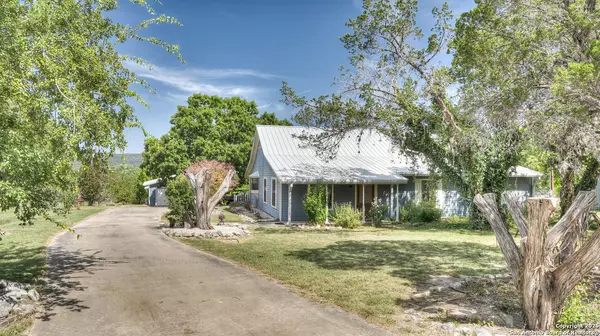181 Leinweber Dr, Leakey, TX 78873