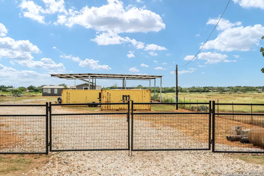 985 Cr 307, Jourdanton, TX 78026
