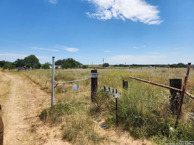 390 Hernandez Rd., Poteet, TX 78065
