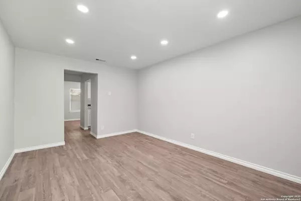 San Antonio, TX 78227,7058 Greenberry