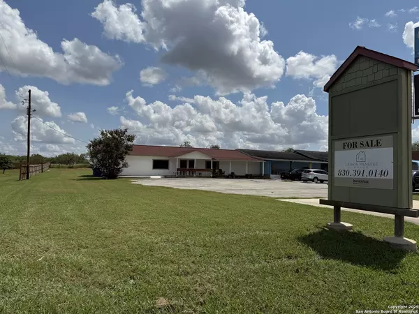 1920 10th, Floresville, TX 78114