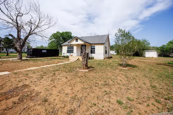 Jourdanton, TX 78026,1007 Crouch