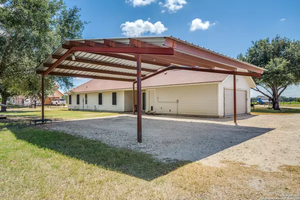 Floresville, TX 78114,1411 County Road 320