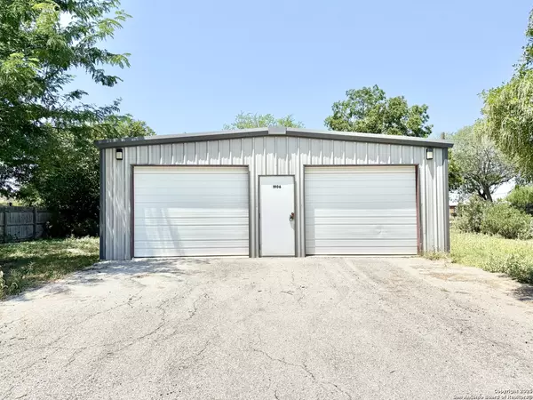 1906 Avenue T, Hondo, TX 78861