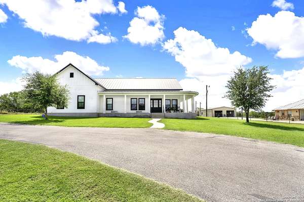 149 County Road 256, Floresville, TX 78114