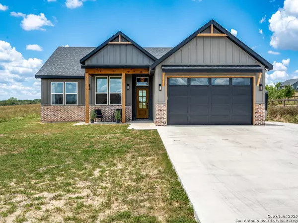 141 Merion Ln, La Vernia, TX 78121