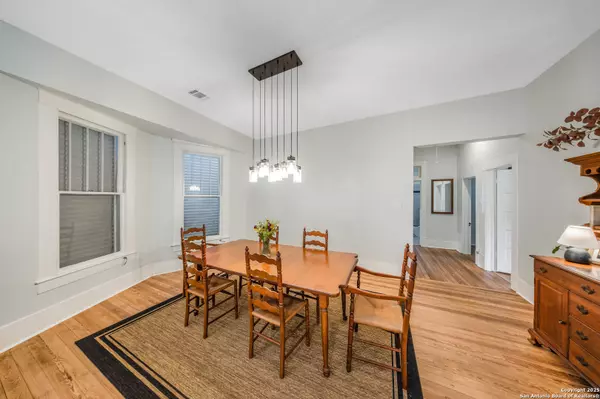San Antonio, TX 78212,509 Mistletoe Ave