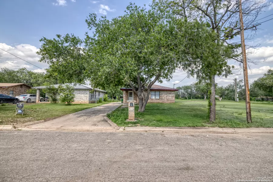 254 PRAIRIE ST, Uvalde, TX 78801