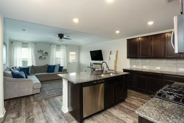 San Antonio, TX 78253,720 Red Crossbill