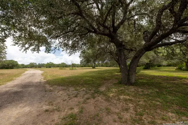 6242 WEST WILDCAT DR, Beeville, TX 78102
