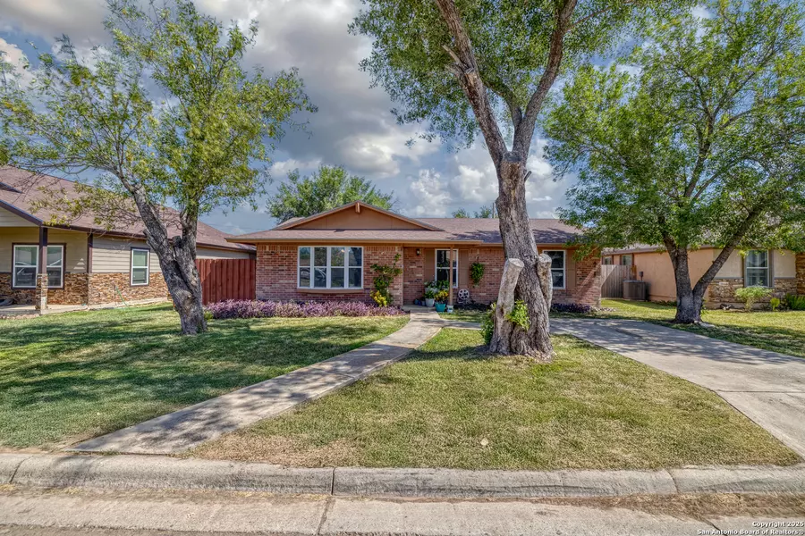 144 Vanham, Uvalde, TX 78801