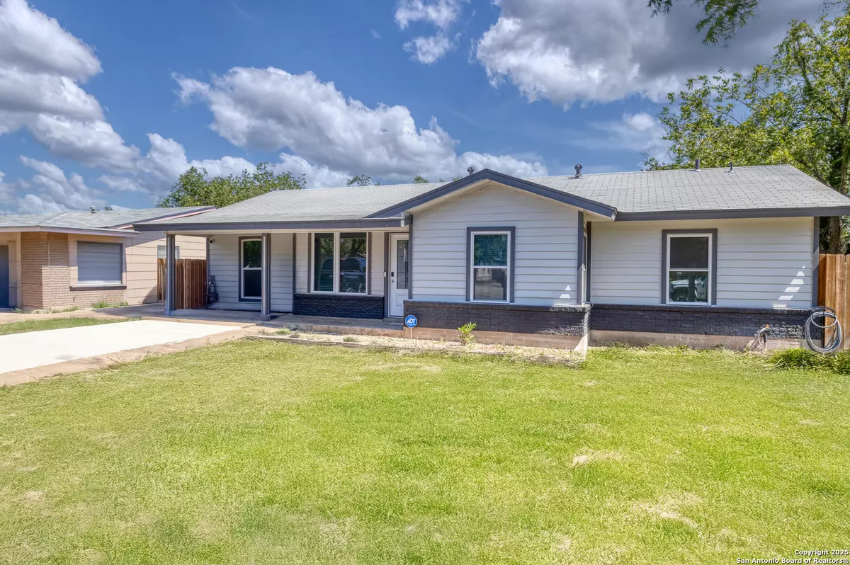 Uvalde, TX 78801,208 W Sabinal