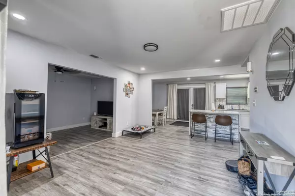 Uvalde, TX 78801,208 W Sabinal