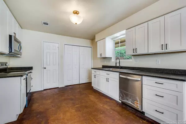 Bandera, TX 78003,807 Heinen