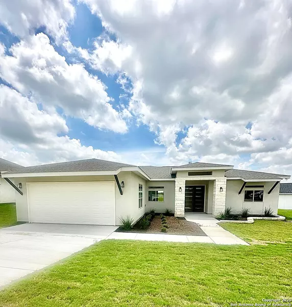 177 Pine Valley Dr, La Vernia, TX 78121