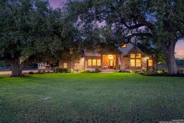 116 Abrego Lake, Floresville, TX 78114