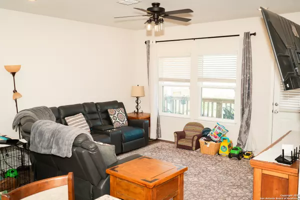 Floresville, TX 78114,469 Middle Green