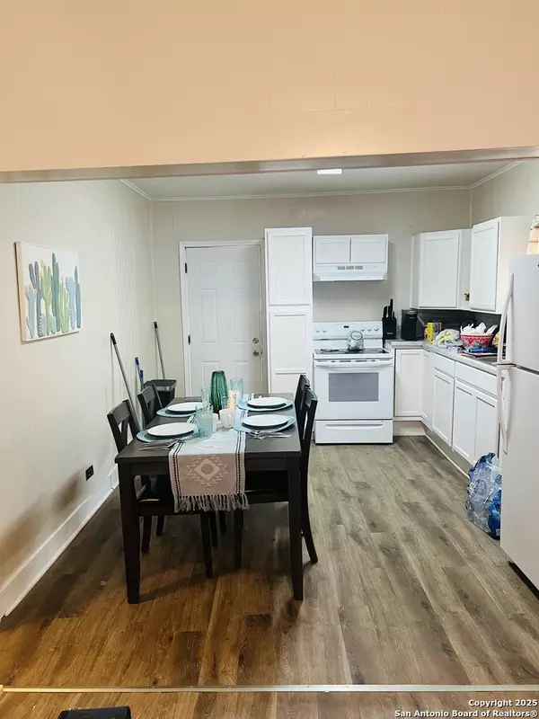 Pearsall, TX 78061,219 S Peach