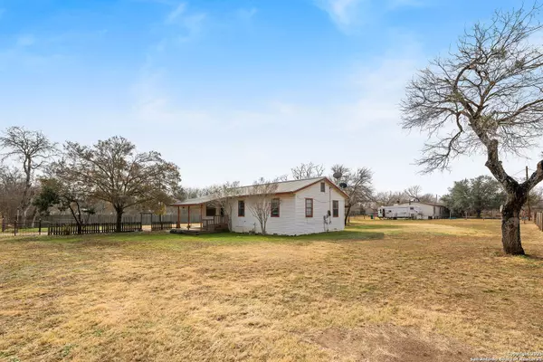 Jourdanton, TX 78026-4240,1414 YOUNG AVE