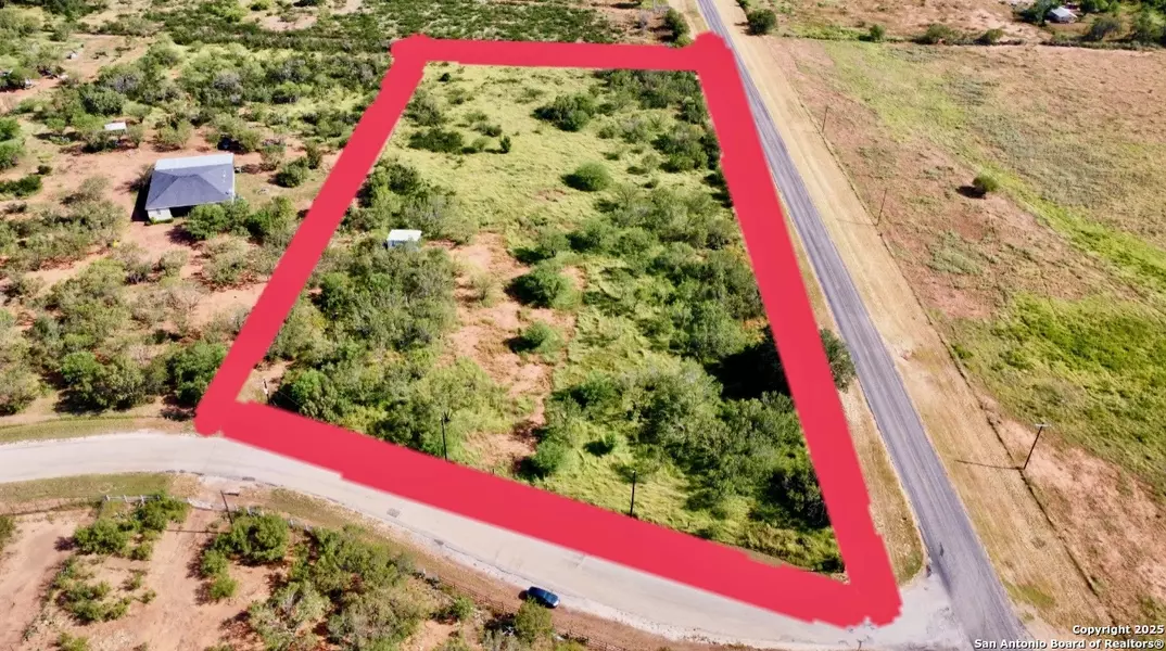 110 County Road 2660, Devine, TX 78016