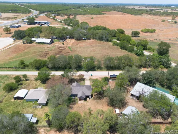 Jourdanton, TX 78026,804 County Line Rd