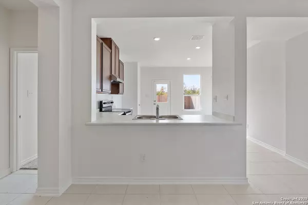 Elmendorf, TX 78112,5126 BIG OAK RUN