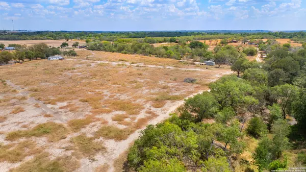 Floresville, TX 78114,121 Mendoza