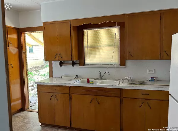 Seguin, TX 78155-6527,816 Austin