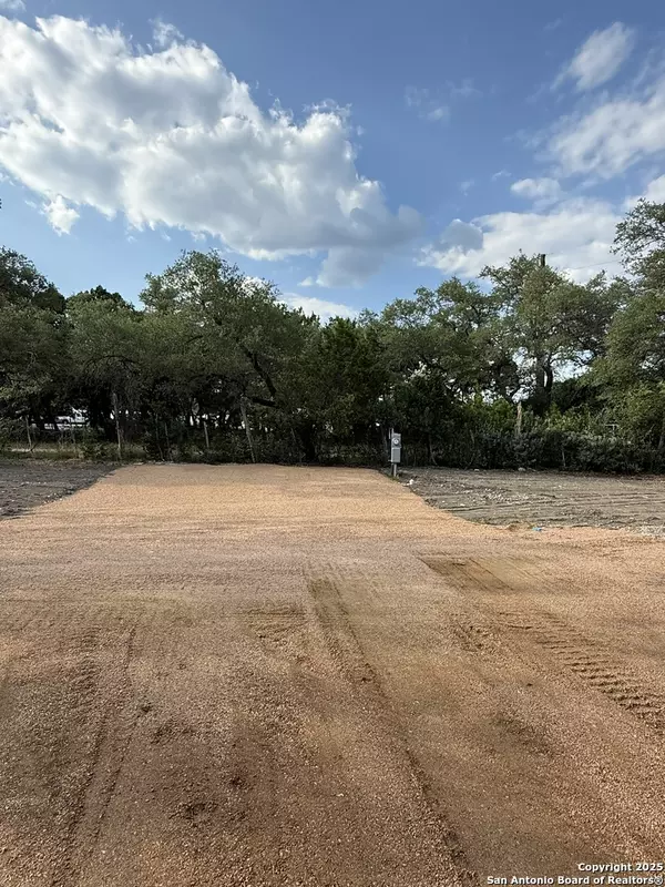 Lakehills, TX 78063,8894 FM 1283