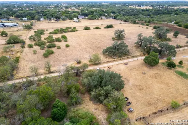 Adkins, TX 78101,5425 Lone Oak
