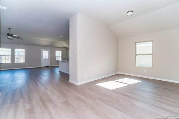 Converse, TX 78109-4450,10783 ROSALINA LOOP