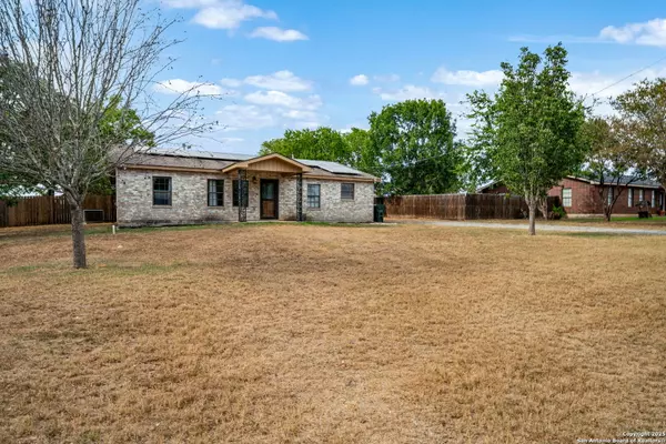 105 Lorenz, Stockdale, TX 78160