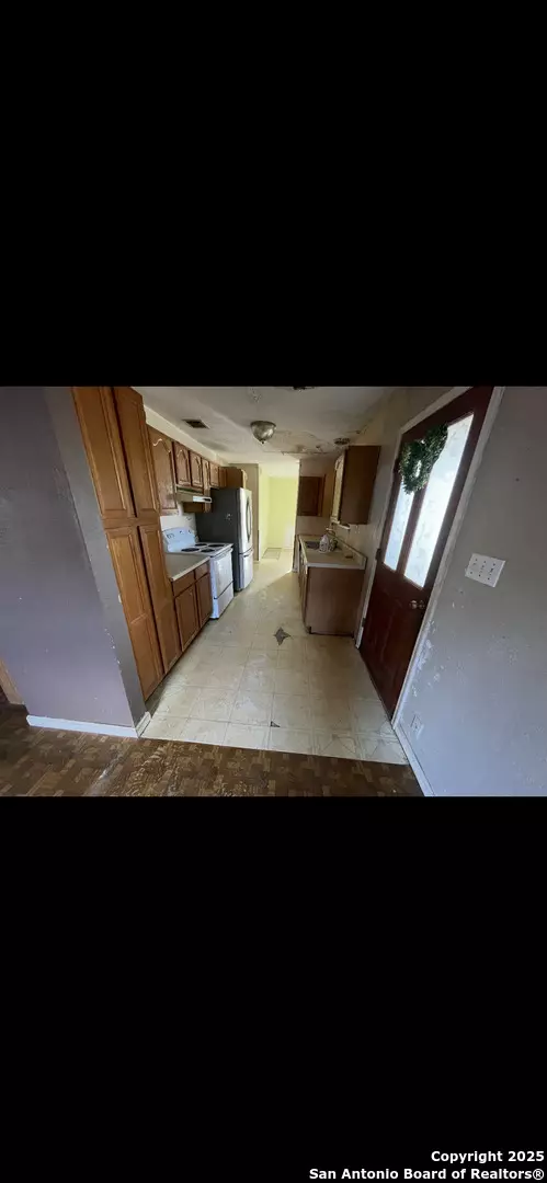 Floresville, TX 78114,6721 County Road 401