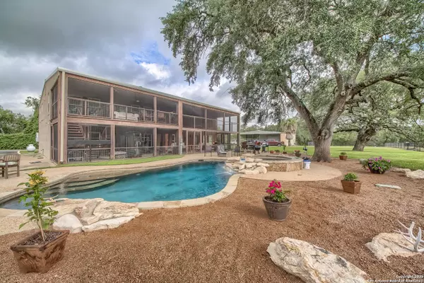 5464 Coughran Rd, Pleasanton, TX 78064