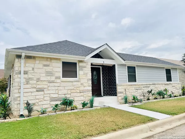 5 Leona Heights, Uvalde, TX 78801