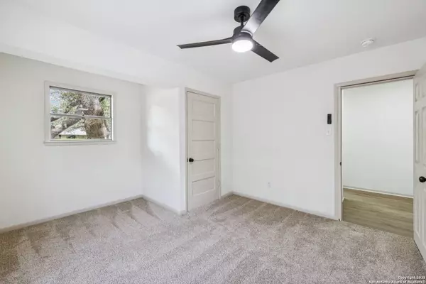 Hollywood Park, TX 78232,320 el portal