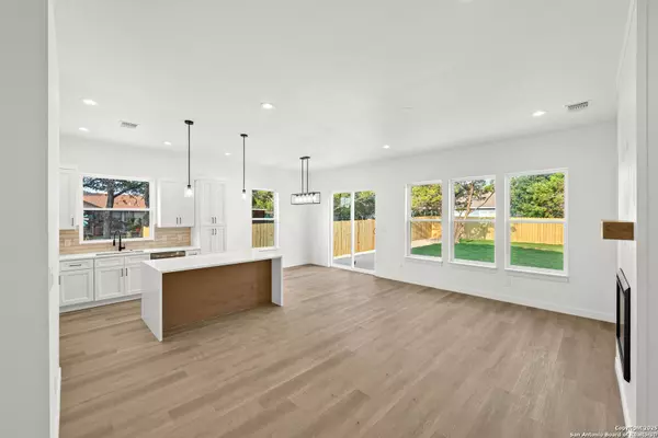 Spring Branch, TX 78070,1053 Live Oak DR