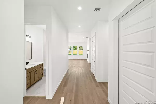 Spring Branch, TX 78070,1053 Live Oak DR