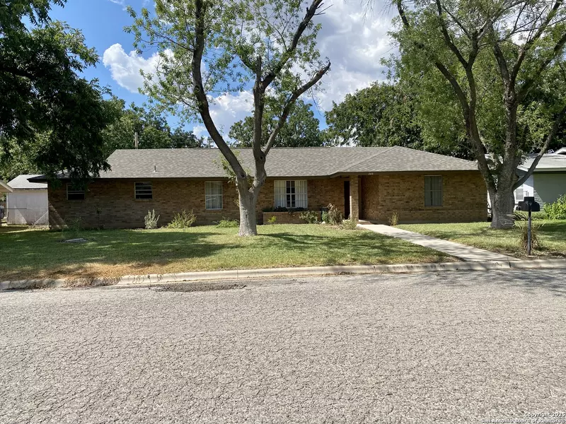 740 Skylane Dr S, Uvalde, TX 78801