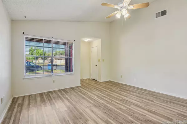 San Antonio, TX 78247,4410 Knollchase