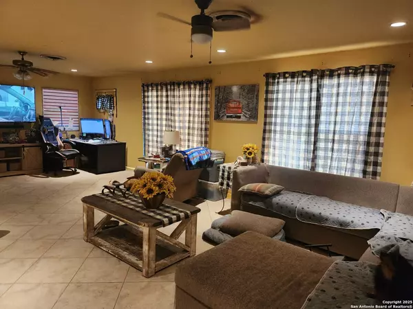 Carrizo Springs, TX 78834,211 Alamo