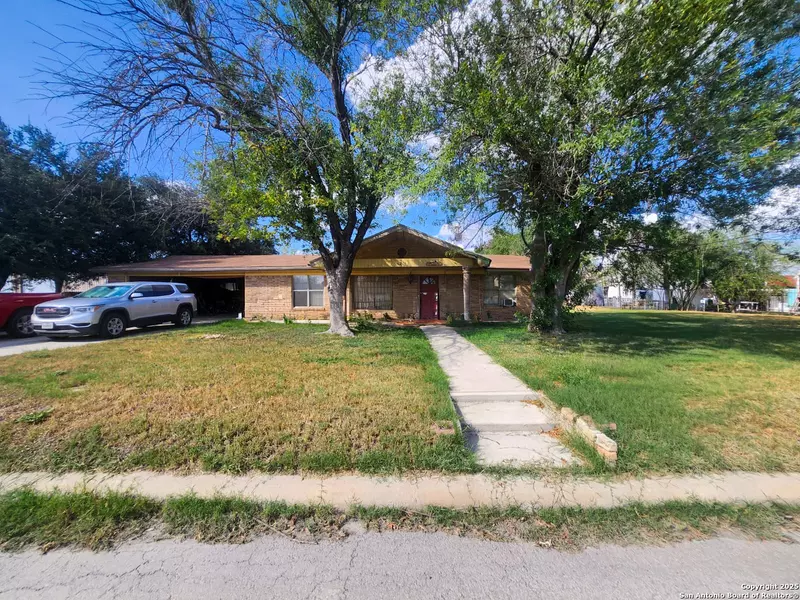 211 Alamo, Carrizo Springs, TX 78834