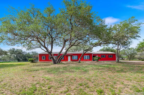 1015 Fm 2200, Devine, TX 78016