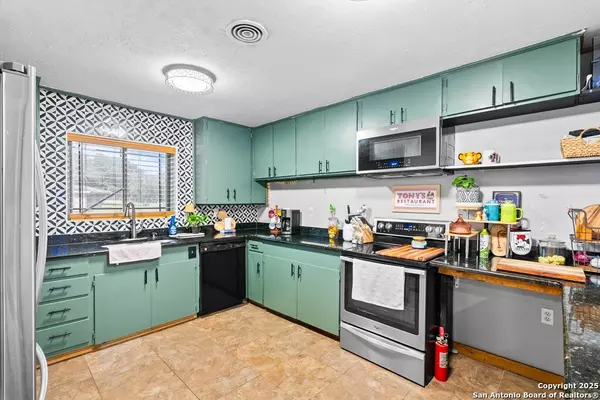 Beeville, 78102,902 E Inez