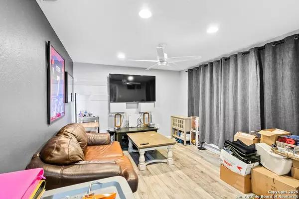 Beeville, 78102,902 E Inez