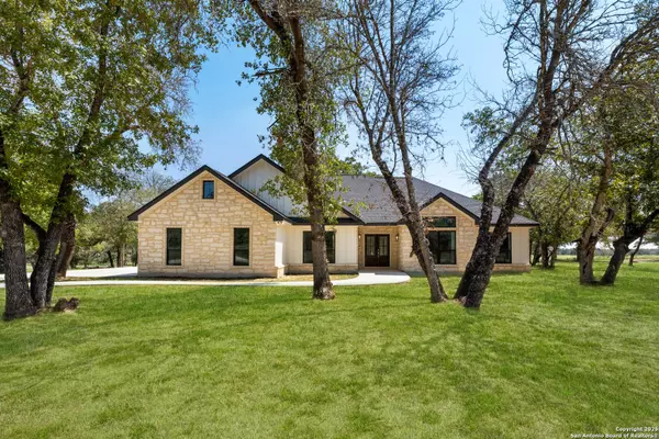 Floresville, TX 78114,216 Oak Fields