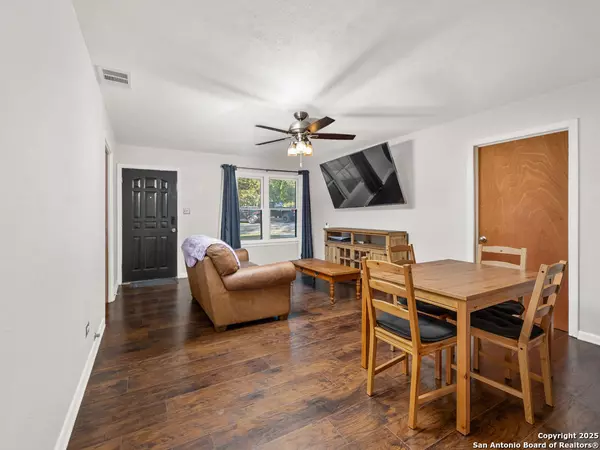 Floresville, TX 78114,1407 6th