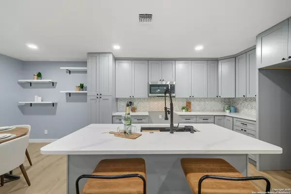 121 andorra, Universal City, TX 78148