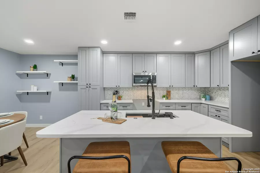 121 andorra, Universal City, TX 78148