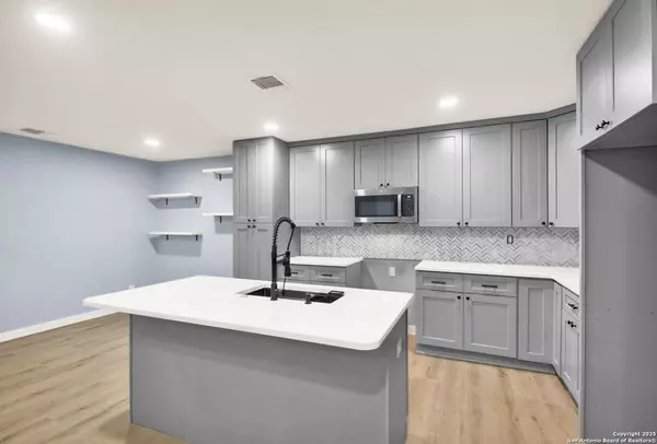 Universal City, TX 78148,121 andorra